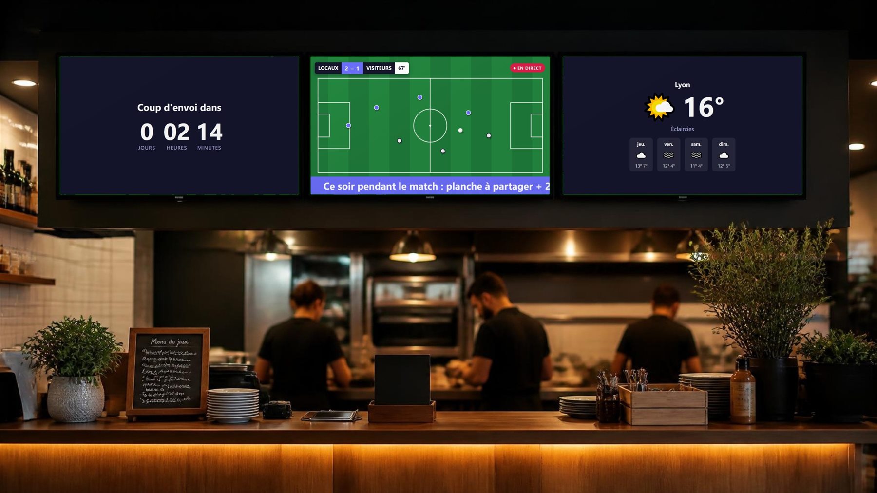 Trois écrans au-dessus du comptoir d’un bar : compte à rebours avant le coup d’envoi, match en direct avec bandeau défilant, météo