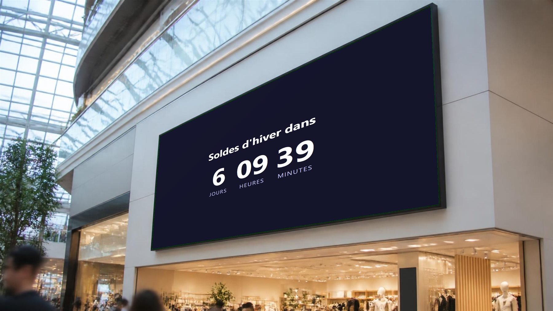 Grand écran au-dessus d’une boutique de galerie marchande affichant un compte à rebours avant les soldes