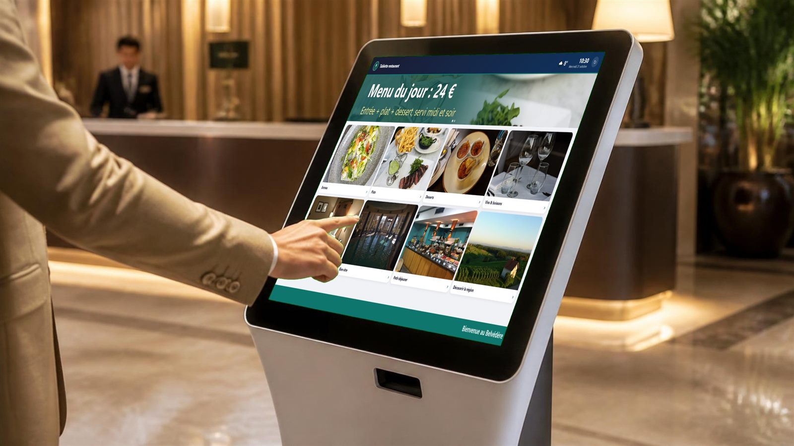 Borne tactile ScreenPush dans le hall d un hôtel