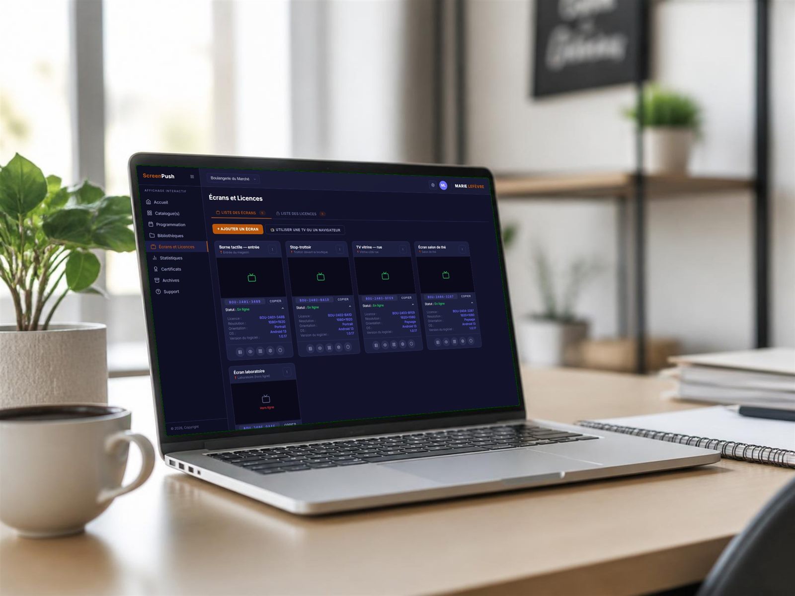 Ordinateur portable ouvert sur la page Écrans de ScreenPush