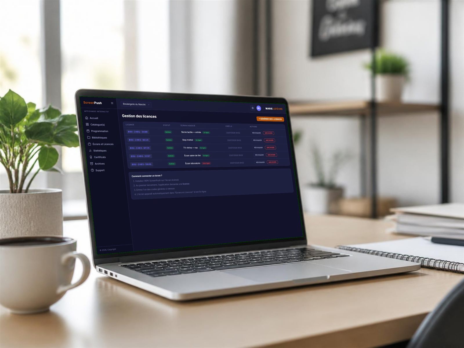 Ordinateur portable ouvert sur la gestion des licences ScreenPush